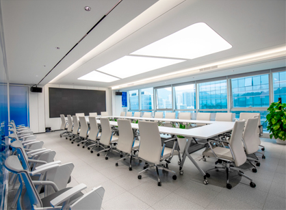 科技與理性共存的辦公室裝修設(shè)計(jì)空間是怎樣的——年年卡網(wǎng)絡(luò)科技